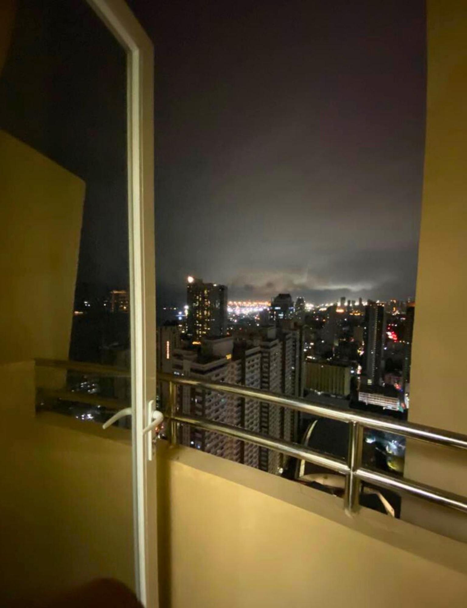 Near Us Embassy X Free Unlimited Pool, Massage & Sauna Access X Promo This Month! Explore Deluxe Studio W Balcony In Manila Perfectly Situated Near Naia Airport, Heart Of Manila Updated 2025 Price For Your Unforgettable Ultimate Staycation Experience Exteriör bild